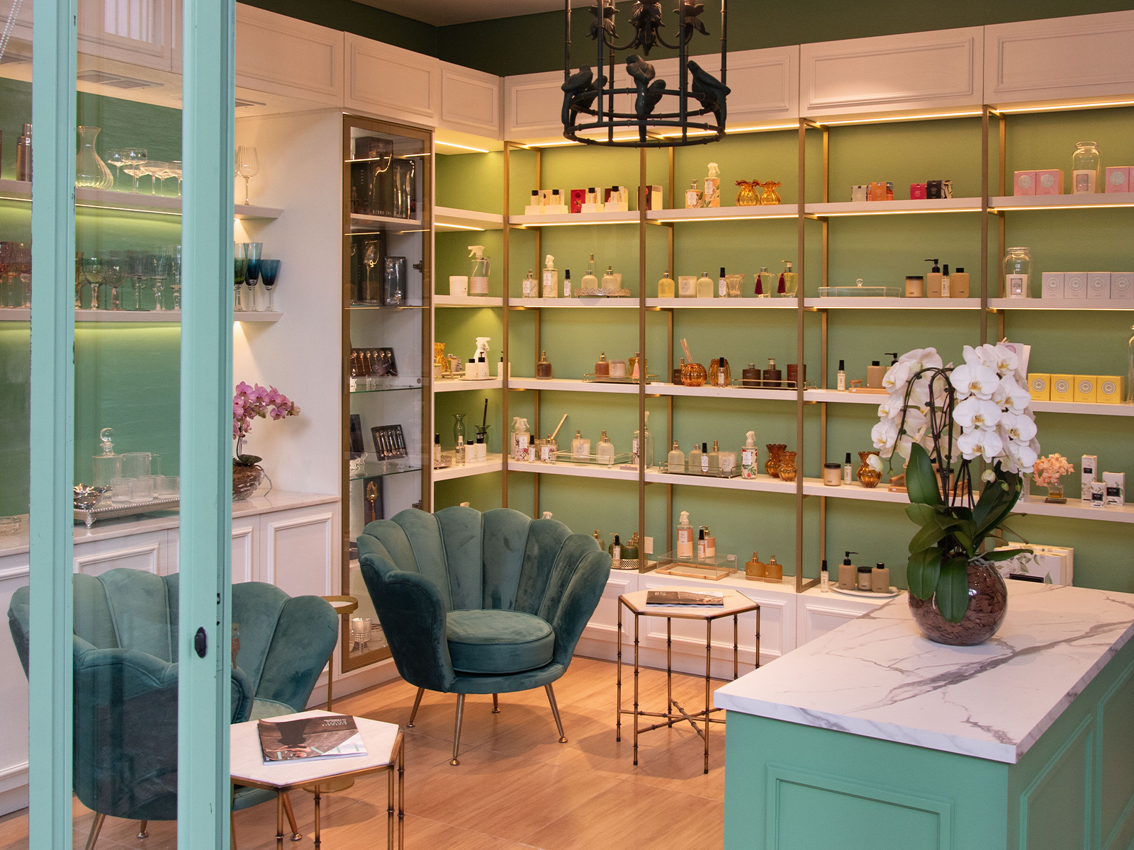 Boutique de belleza con exhibición