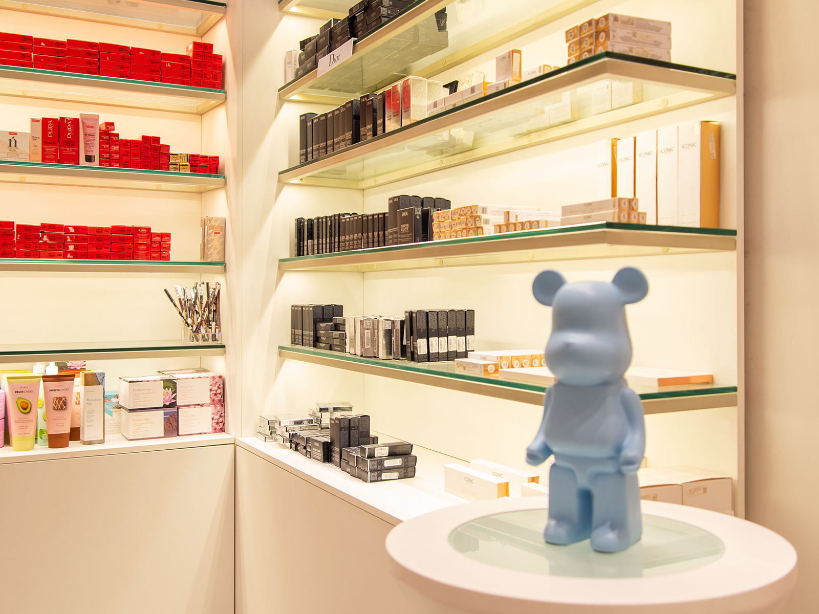 Retail cosmético con estanterías iluminadas