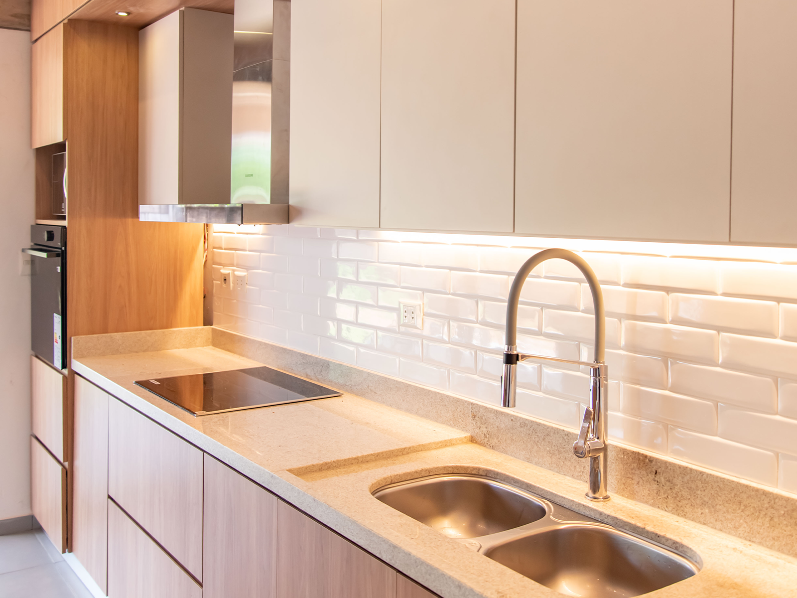 Cocina moderna con mesada de cuarzo