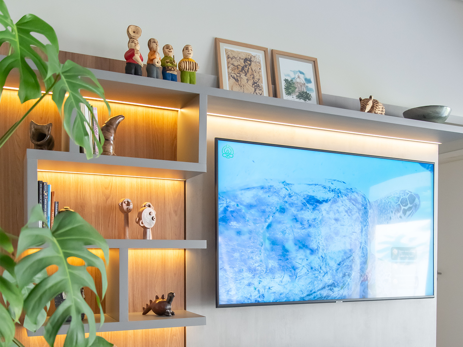 Panel de TV con estanterías iluminadas