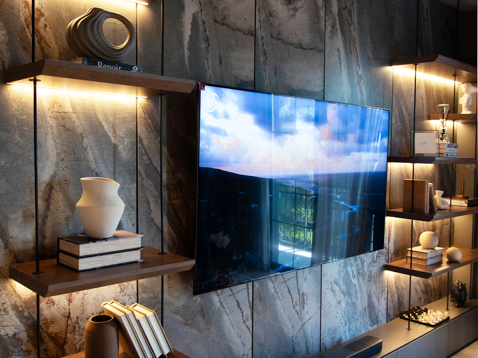 Living con panel de TV y repisas