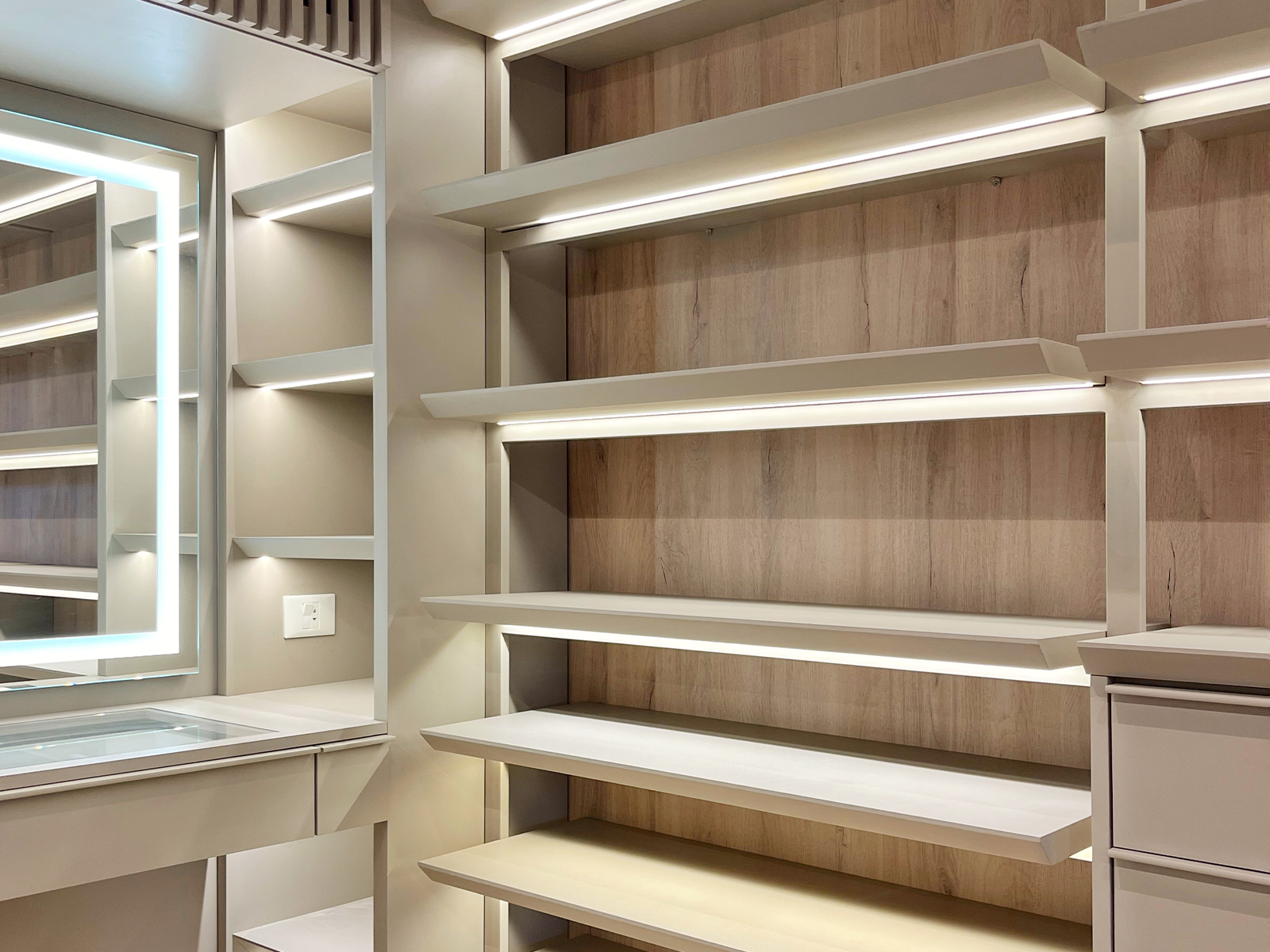Vestidor con tocador y estantes LED