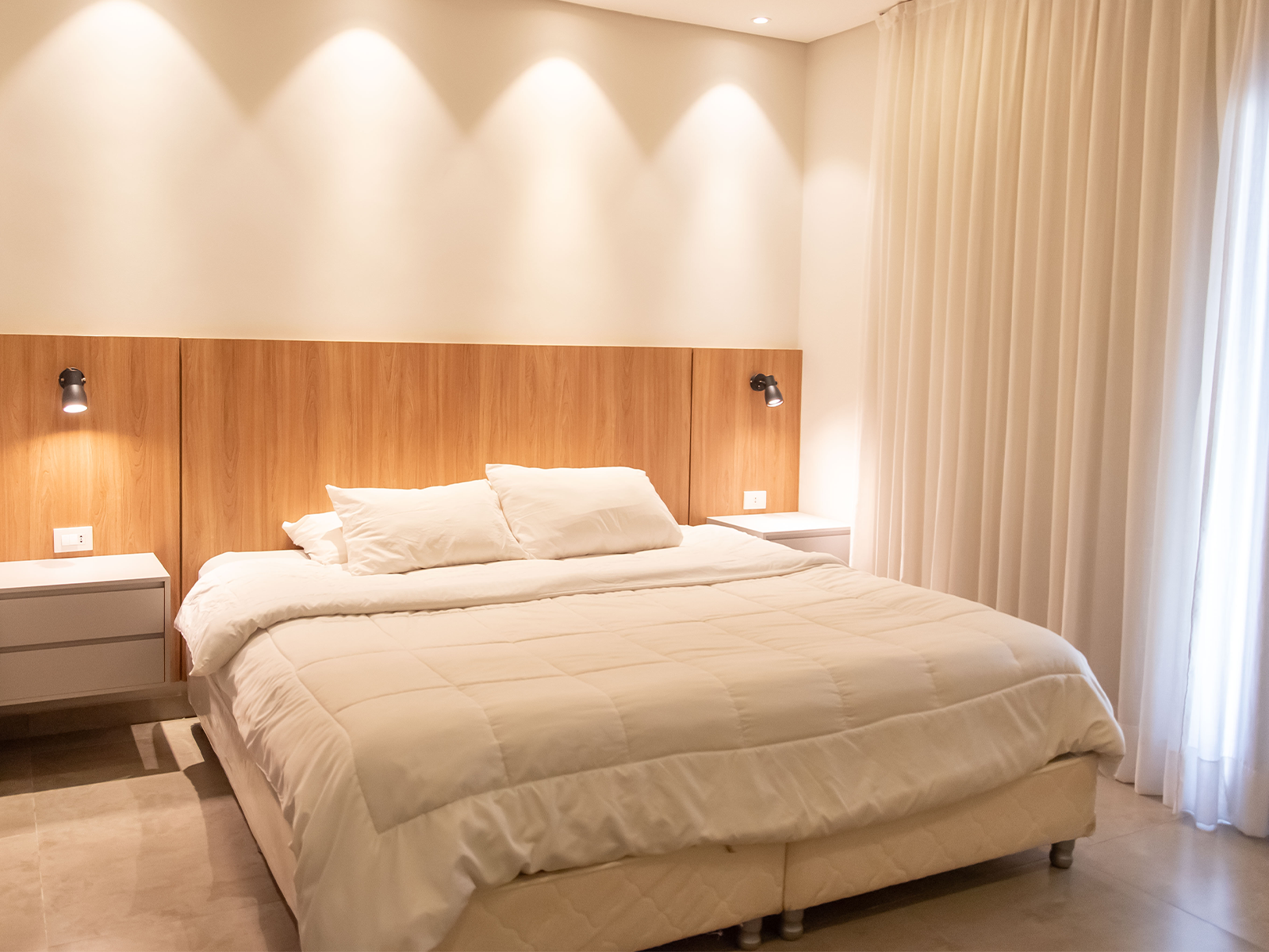 Dormitorio con respaldo y mesas de luz